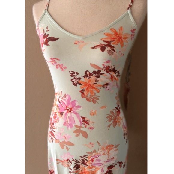 🆕Sage floral print maxi dress with side slit - Picture 6 of 8